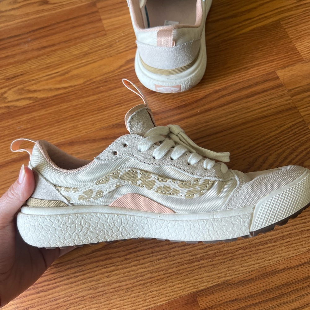 Vans Women's UltraRange Sneaker 🌸